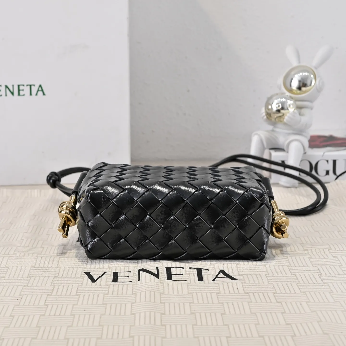 Batch 1560 𝗕𝗼𝘁𝘁𝗲𝗴𝗮 𝗩𝗲𝗻𝗲𝘁𝗮———— The latest version of the loop camera bag💥 from BV’s King of Cost-Effectiveness counter, large woven texture➕Ultra-high quality cow wax leather as always, with zipper, hardware decoration on both sides, adjustable drawstring, especially suitable for the tummy💫Can hold anything, very light weight, suitable🈴️for girls of all ages, size: 17*10*6cm Style number: 6125